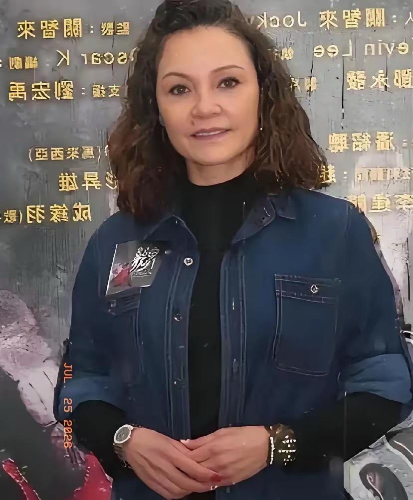 张柏芝的母亲戴莎莉今年69岁，她的父亲是一个英国人。都说张柏芝的有一个不省心的母