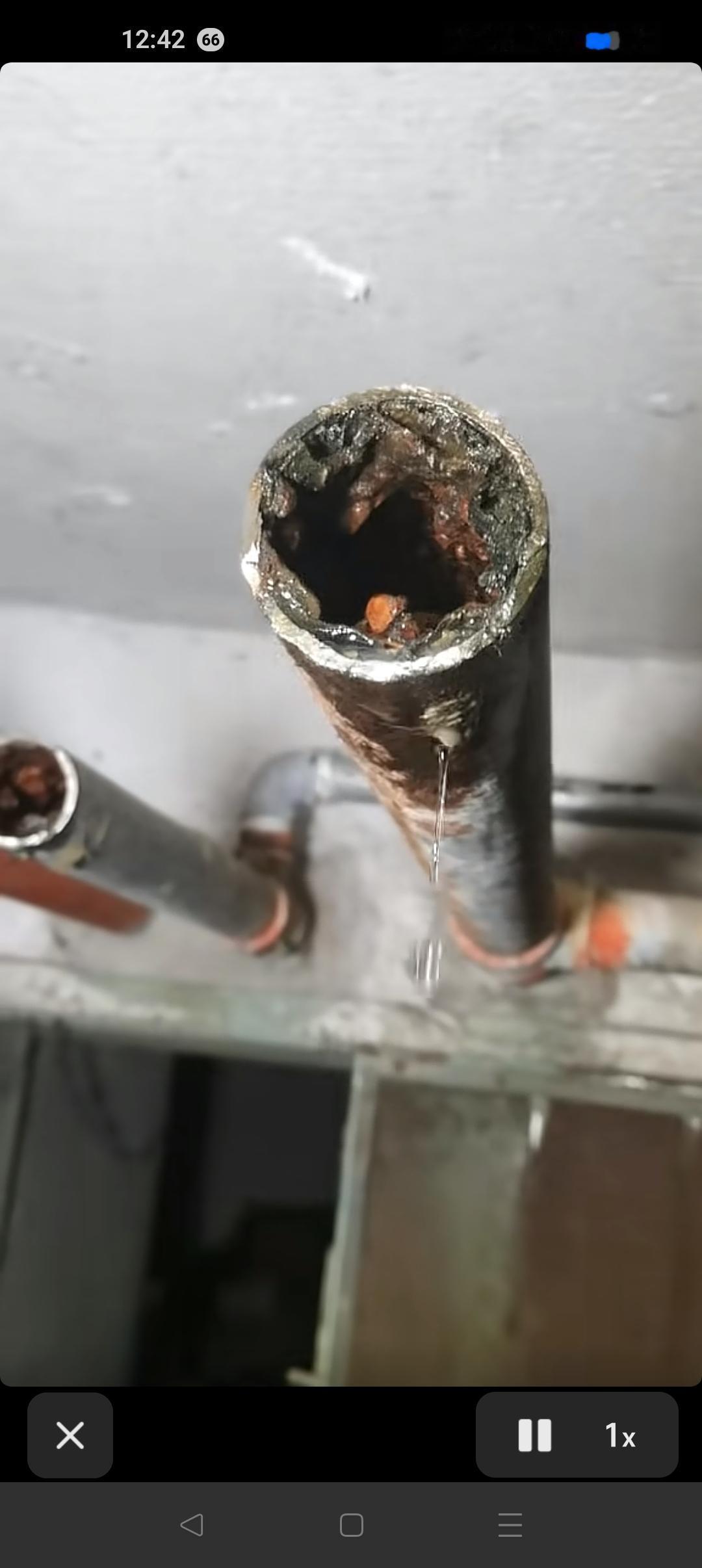 自来水管里面为什么这么脏呀？找个年久失修的自来水管，从中间锯断，就可以看见很多泥