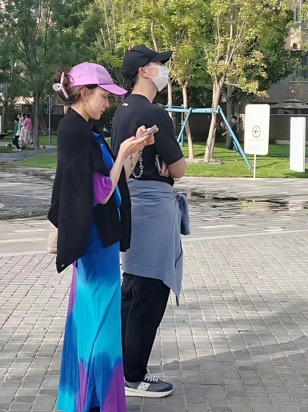 谁能想到奥运冠军马龙的老婆，私下居然这么会穿？近日有人在阿那亚偶遇夫妻俩带娃出
