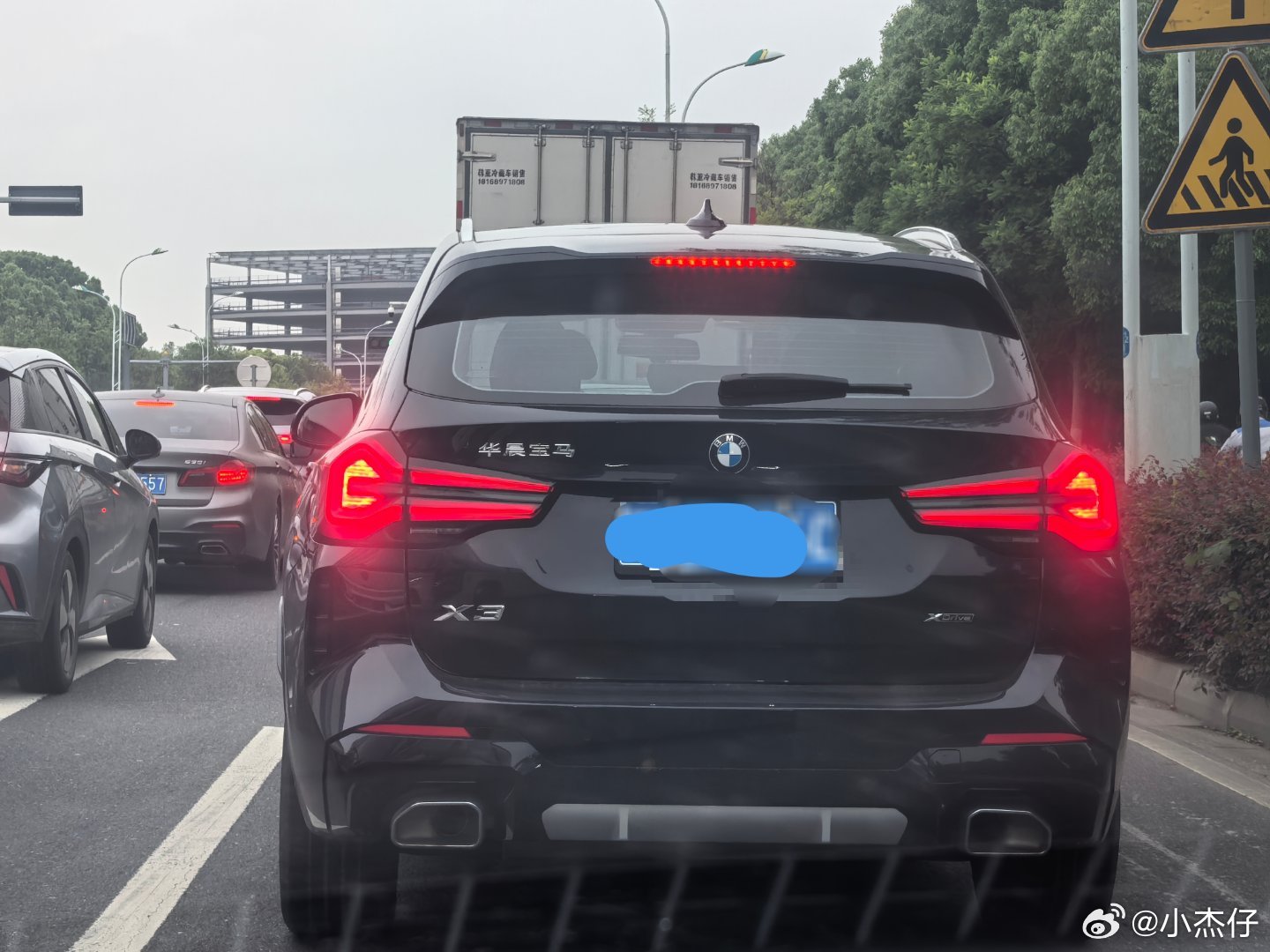 今天遇到宝马X3，同一个车型，不同时代，有种穿越感！这04-10款的X3，经久不