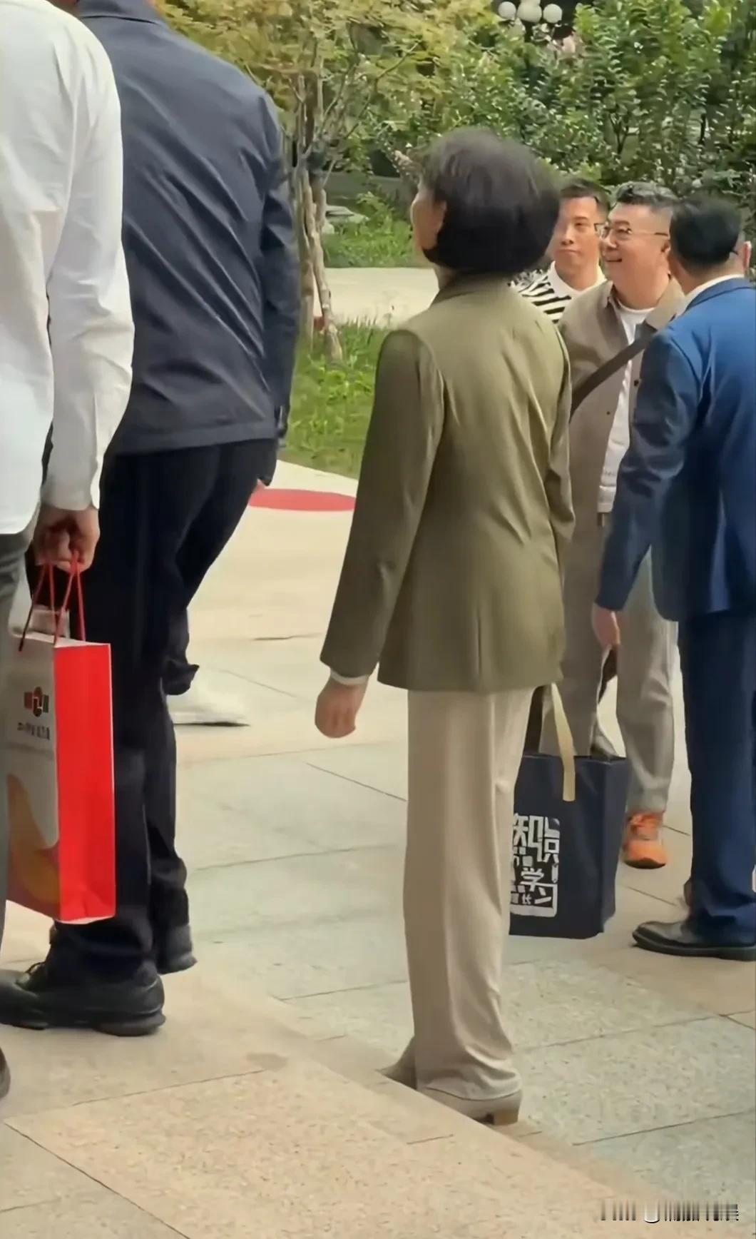 62岁的前央视国脸李修平现身母校中国传媒大学，果然，岁月不败美人啊，气质依然出众