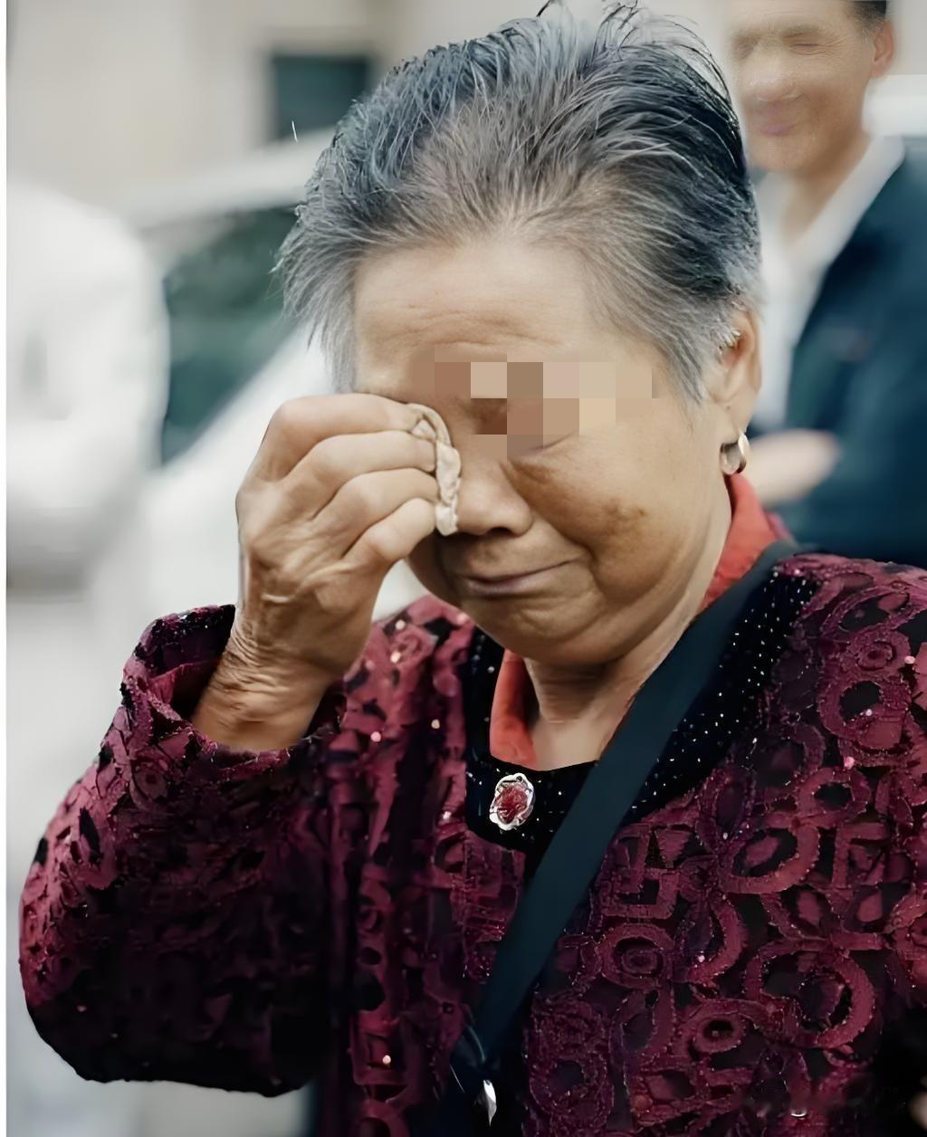 浙江金华，老两口把6层楼房产权全留给儿子，女儿自愿放弃，还签了家庭协议，谁料，男