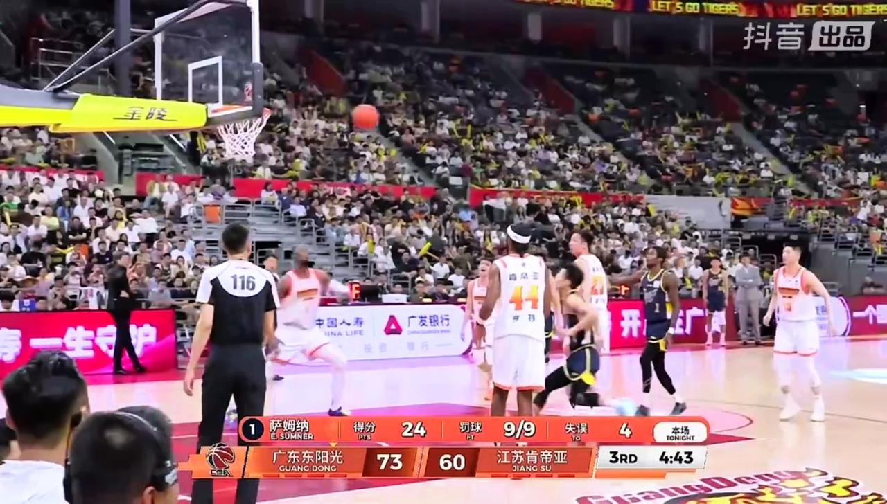 现在广东东阳光的阵容真是强的可怕，像如前国家队员、3分神射手杜润旺都能板凳坐穿，