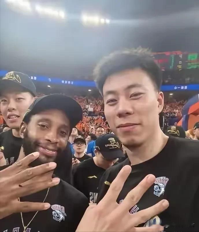 卢伟能否完成两连冠？个人大胆预测：易如反掌！上海男篮夺得上个赛季的冠军后，不少