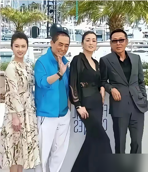 巩俐原本挽着陈道明，张艺谋一走近，她手突然松了，往旁边让了半步。就半步，全网都在看。没有眼神交汇，没