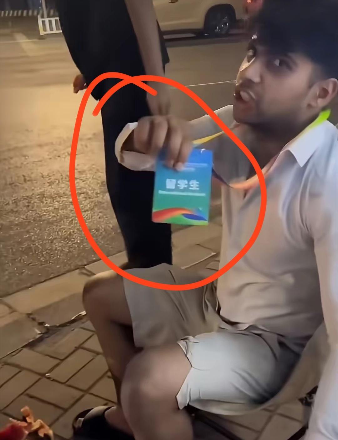 太气人了！外网一段曝光视频，传到国内后立刻惹恼了无数网友。视频里的场景发生在