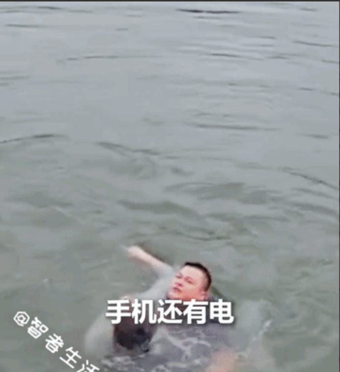 “这位退伍军人火到人民日报了”！一位退伍军人在湖边发现，长椅上遗落着手机和吊坠，