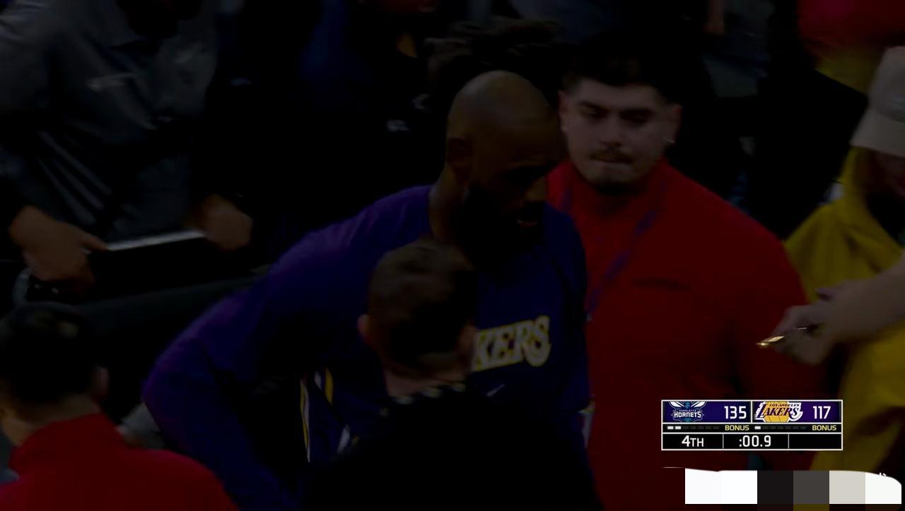 湖人主场彻底炸了！不是因为赢球，而是39岁的詹姆斯被队友气到提前离场——最后2秒