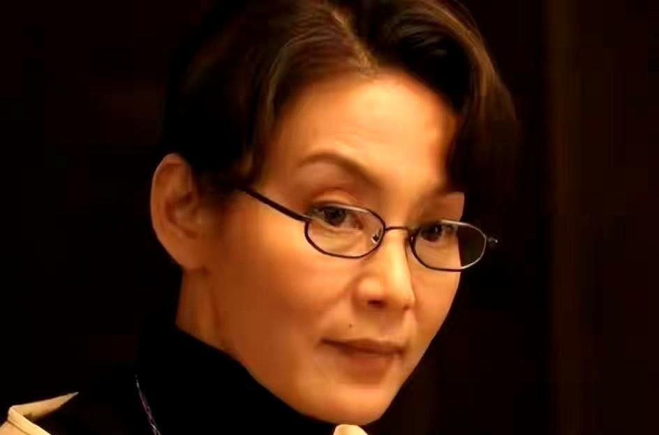 她们的脸，从来不是演出来的。王丽云在《父辈的战场》里演个婆婆，导演说“收着点”