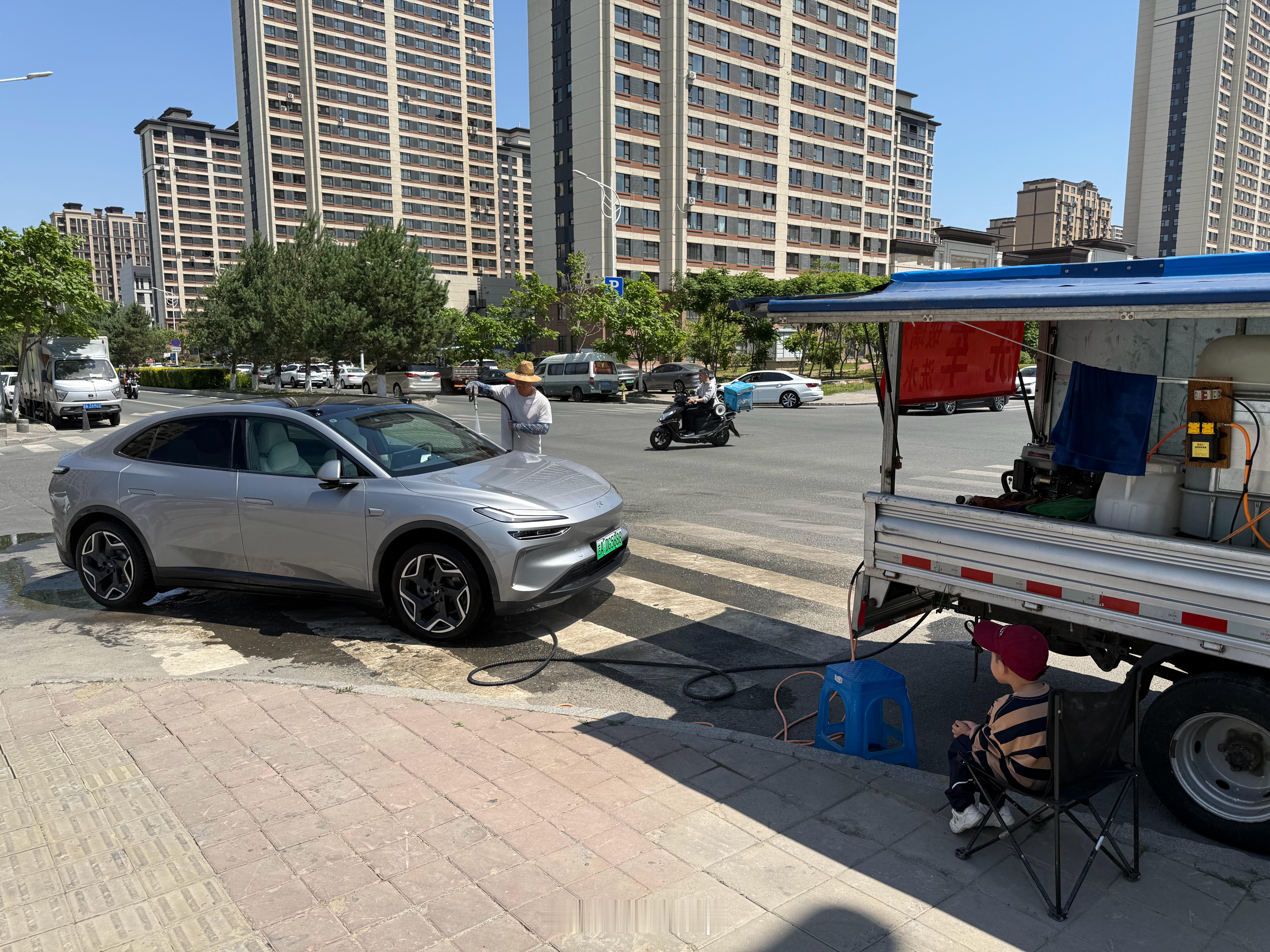 天气真好，带儿子来路边洗个车！[doge]​​​