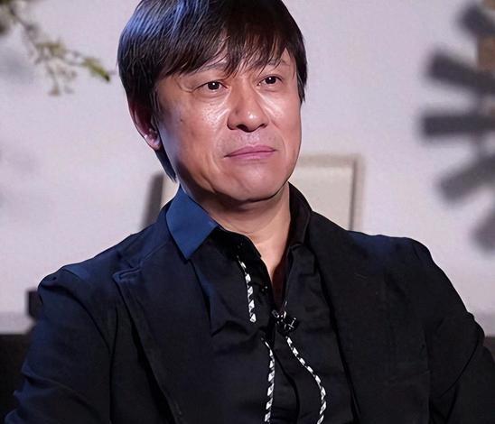 当年火遍全国的春晚顶流解晓东，因为开公司搞投资欠下两千多万，果断卖掉北京600平