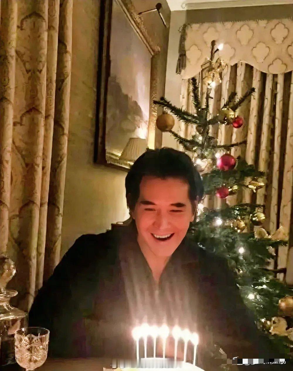 费翔在美国住豪宅，开豪车，生活极度奢侈，但是生活却是冷冷清清！因为没有结婚，始终