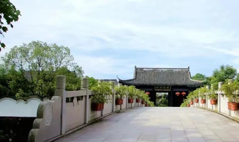 1，82年的夏天，我正在太阳底下给稻田车水，表哥走