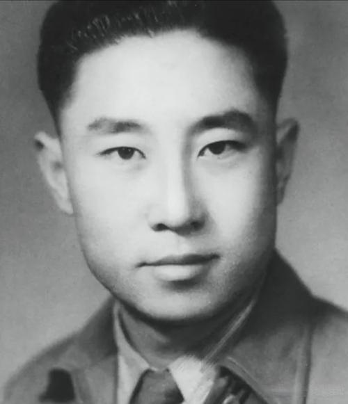 1938年，特务去小学抓地下党杨文海，谁知刚到校门口，恰巧就碰上了杨文海，特务