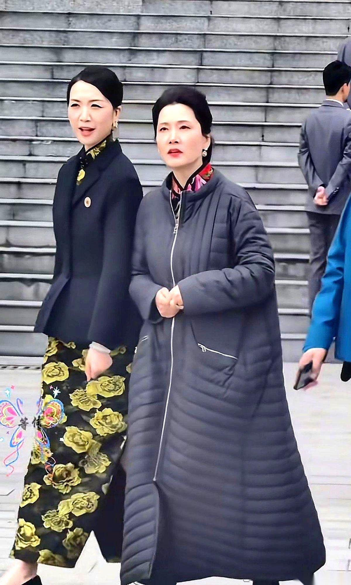 零下3度的红毯，何赛飞往裙子里塞了条棉裤。就这一下，把今年内娱所有的腥风血雨都