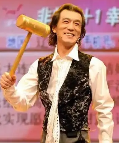 别把我的遗体带回中国，葬在美国。”李咏在临终前留下了自己的遗嘱，2亿遗产，全部都