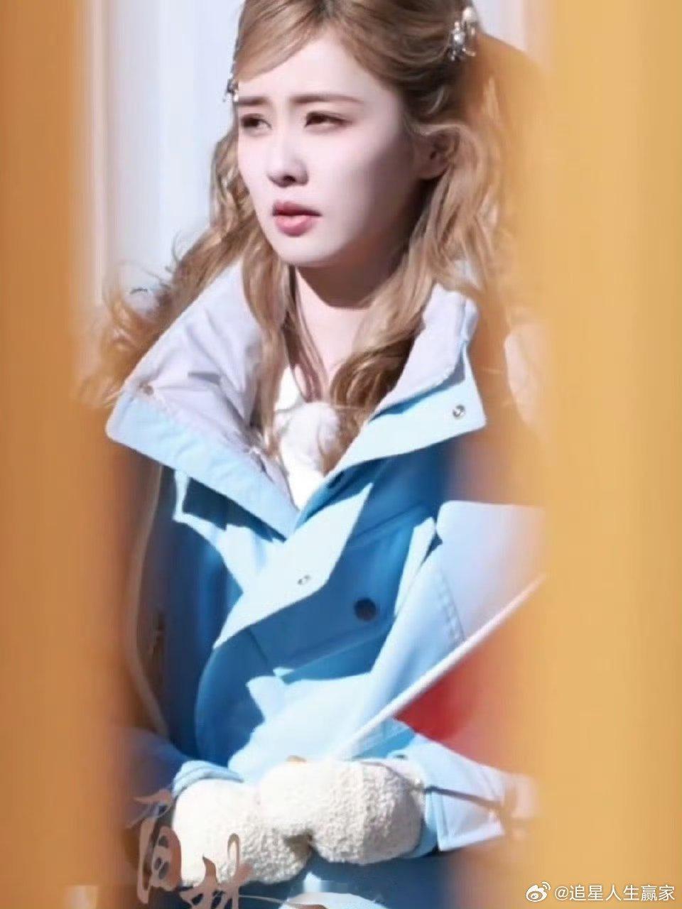 白鹿看升旗哭了感觉鹿鹿是一个表面大大咧咧不计较的妹子，但是内心还是蛮细腻敏感的女