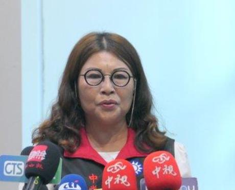 何鹰鹭支持统一遭停职！国民党狐狸尾巴藏不住了！何鹰鹭被停职了。仅仅因为