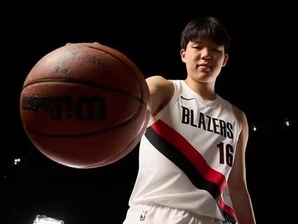 劲爆消息！杨瀚森命中NBA首个三分，得分超越周琦，仅差王治郅1分。北京时间1