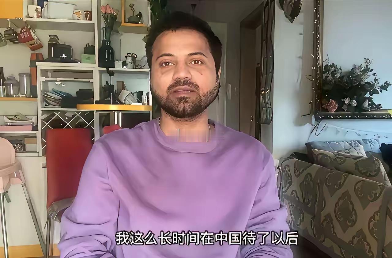 这个印度人，已经习惯了中国的好生活条件，竟然说他回到印度以后，水土不服了呢！他就