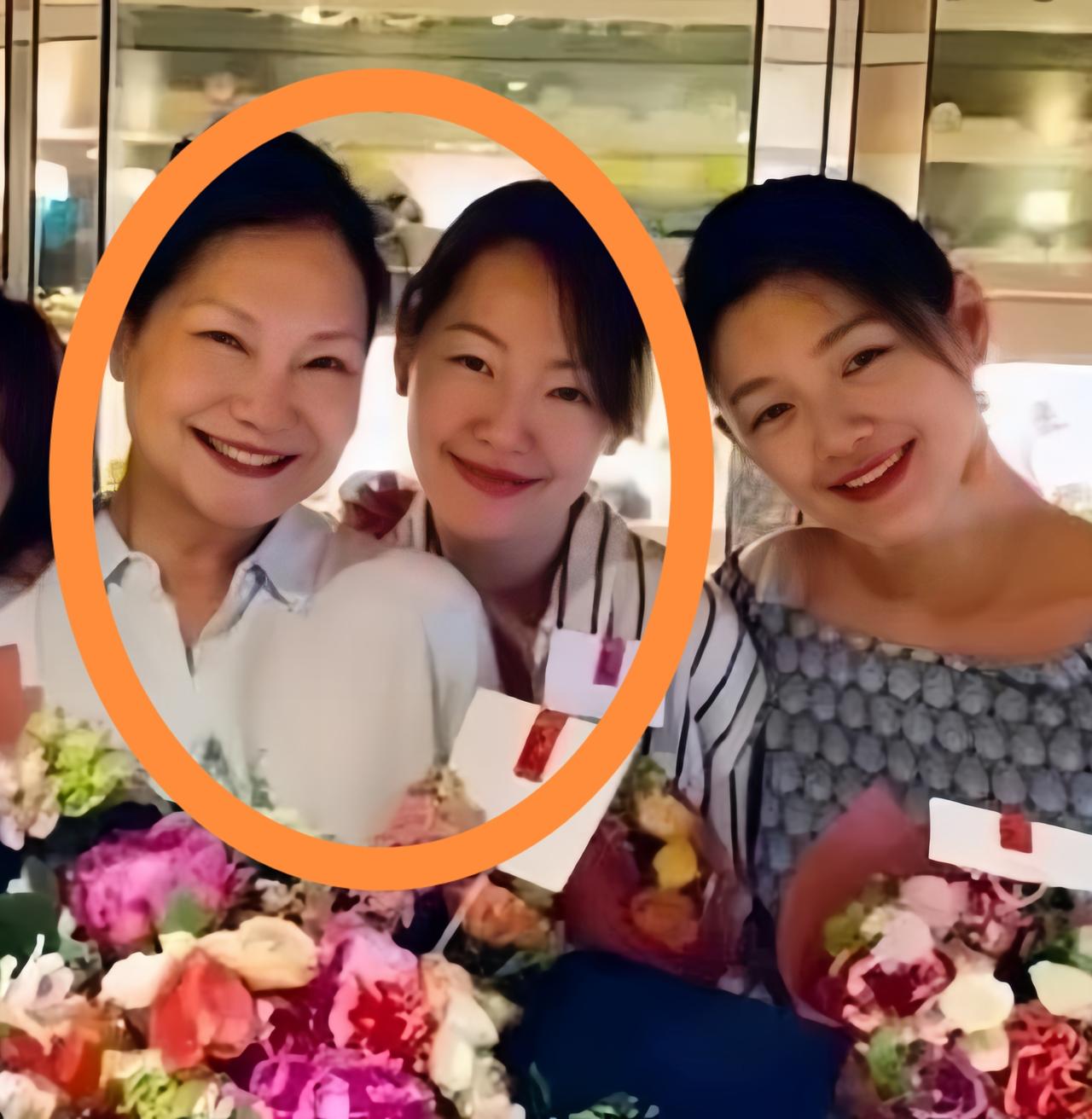 搞了半天才发现，原来小S才是三姐妹里长得最像妈妈黄春梅的那个。以前一直以为大S