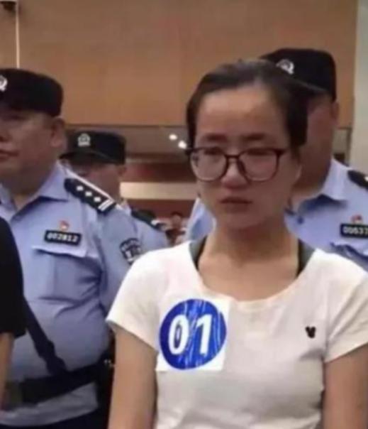 2019年，正在上课的女硕士杨春燕突然遭遇特警冲进教室将她逮捕，在她离开教室之前