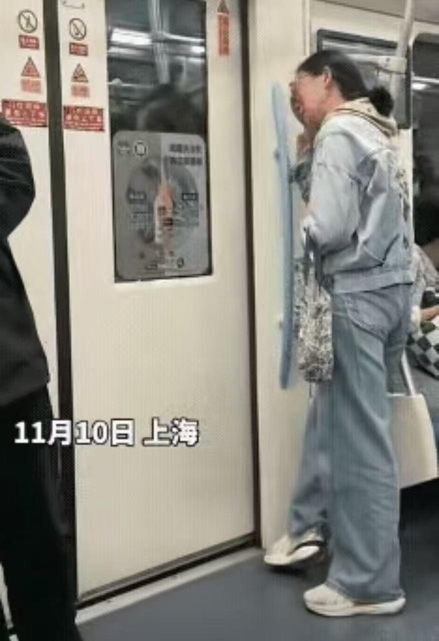 地铁车厢里，有乘客拍到一位女子在掩面痛哭，而这位女子戴着一副眼镜，打扮很朴素，估