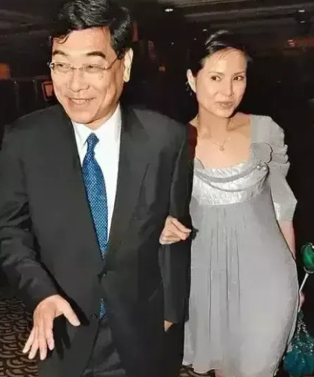 2013年，李若彤在飞机上偶遇了周润发，连忙过去打招呼，谁知周润发问了她一个尴尬