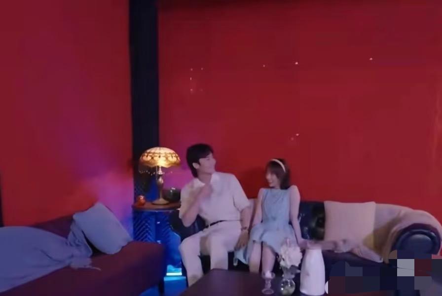 心动8：艺帆，要不你往右边坐坐呢？这张图很有意思。艺帆应该是很中意这个哥哥，