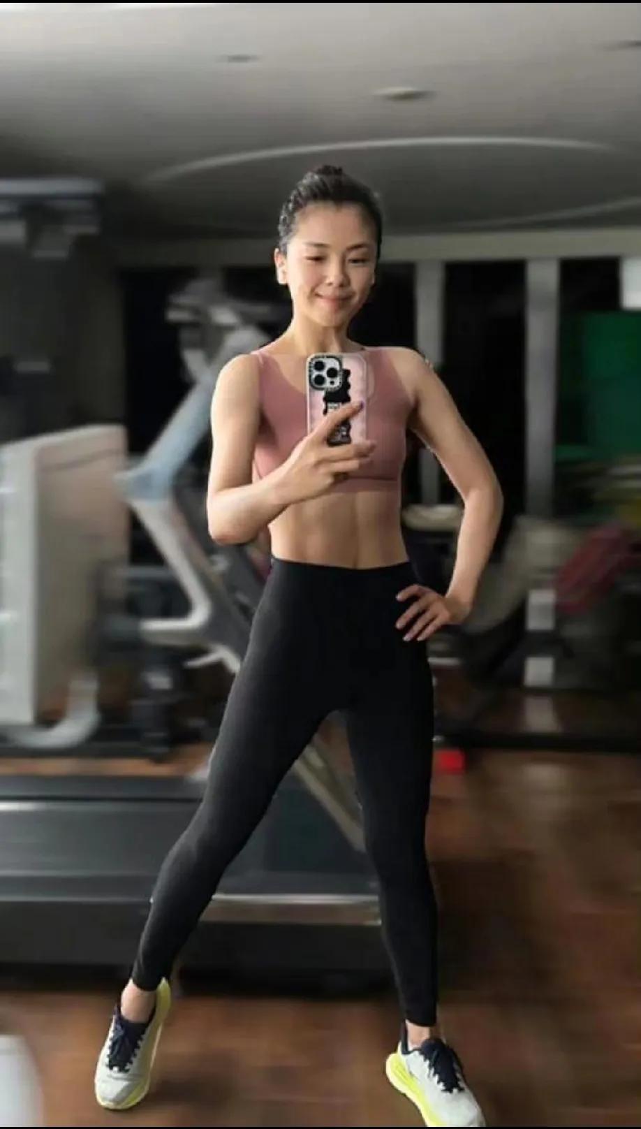 被刘涛的健身照狠狠惊艳到！红润气色搭配完美身材，谁能想到她是47岁还育有两娃的人