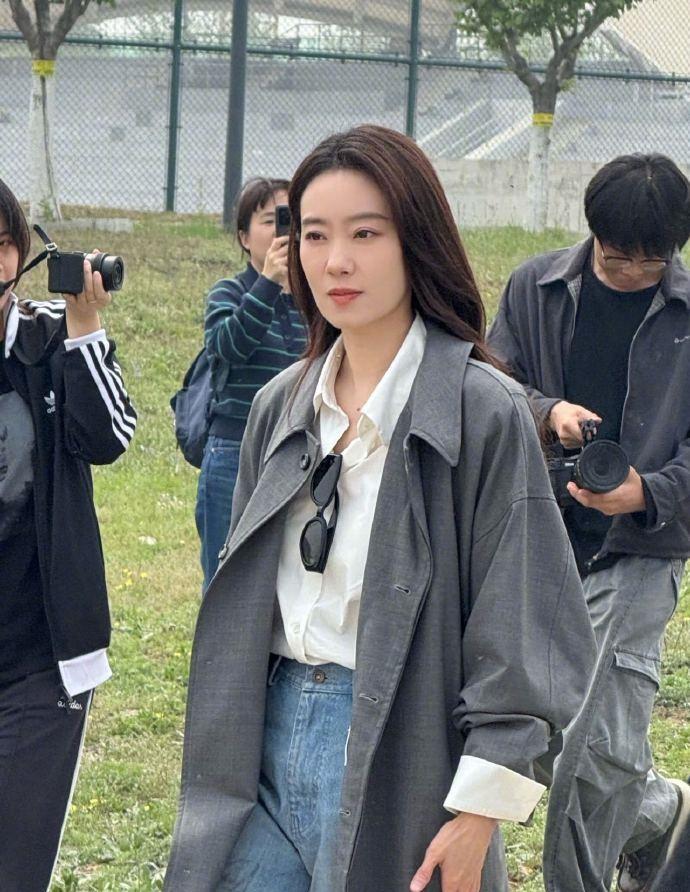 最近张小斐在出席时尚活动的时候搭配的好潇洒，看上去也很有型，真的是太迷人了。