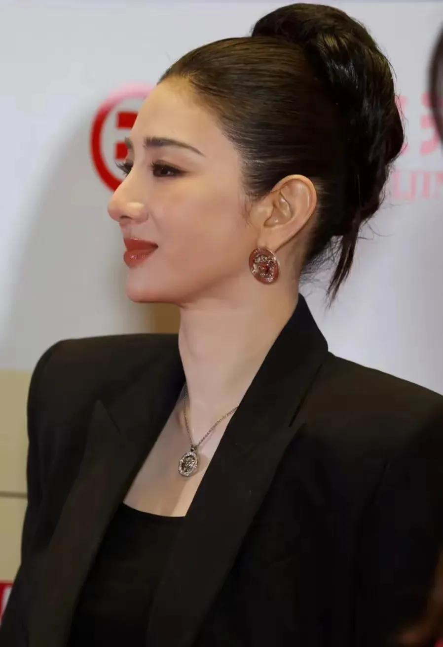 黄奕遗憾地说：王家卫拍《繁花》时，邀请我出演了，共有4个月的戏，我直接拒绝了。他