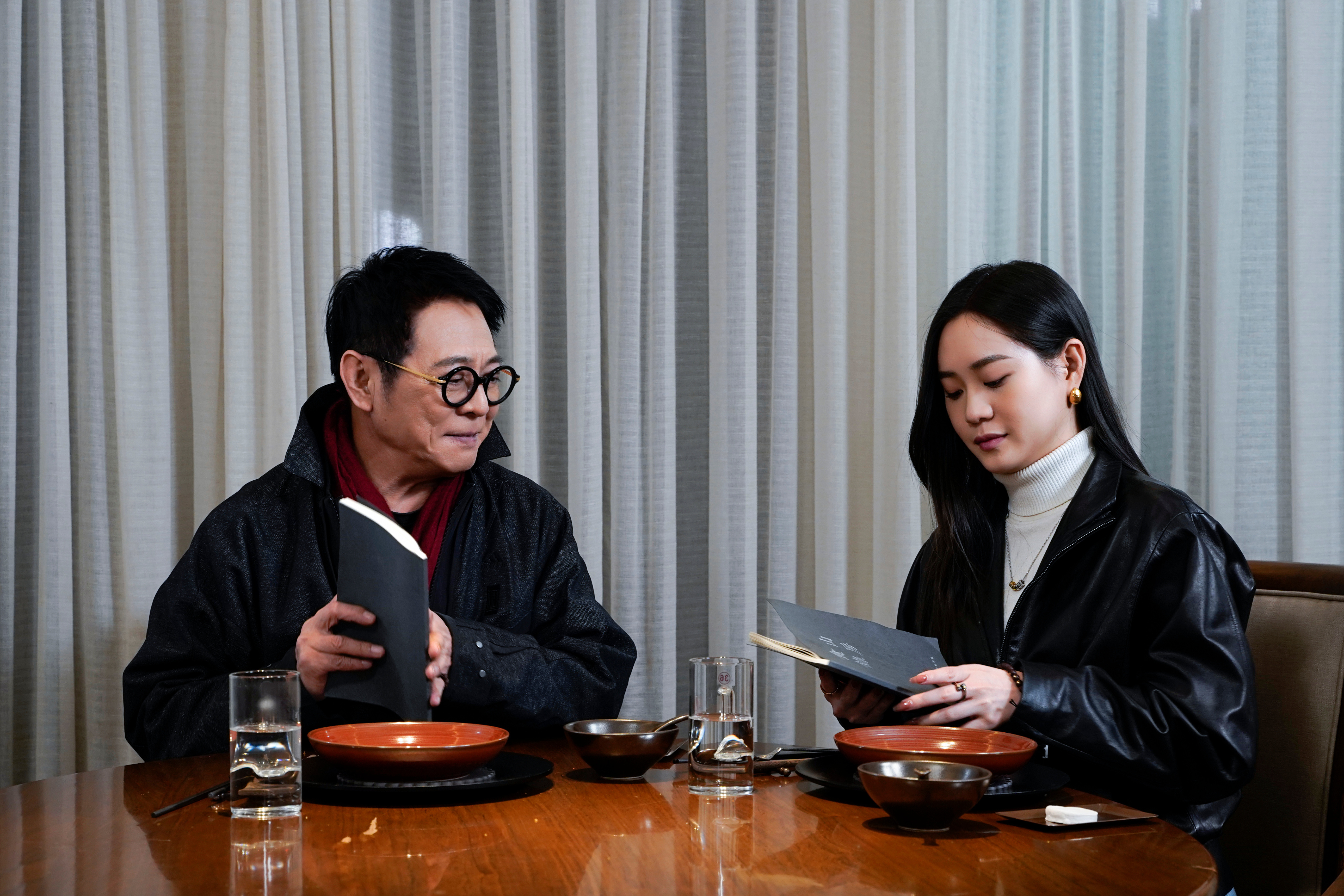 李连杰和小女儿同框好暖活动现场秒变温馨家庭日，镜头下的李连杰完全没了功夫巨星的