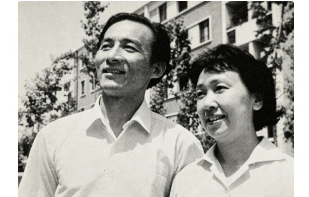 60年代，游本昌和妻子杨惠华的合影，照片里两人站在住宅楼前，游本昌抬眼望向远方，嘴角带着浅浅笑意，气