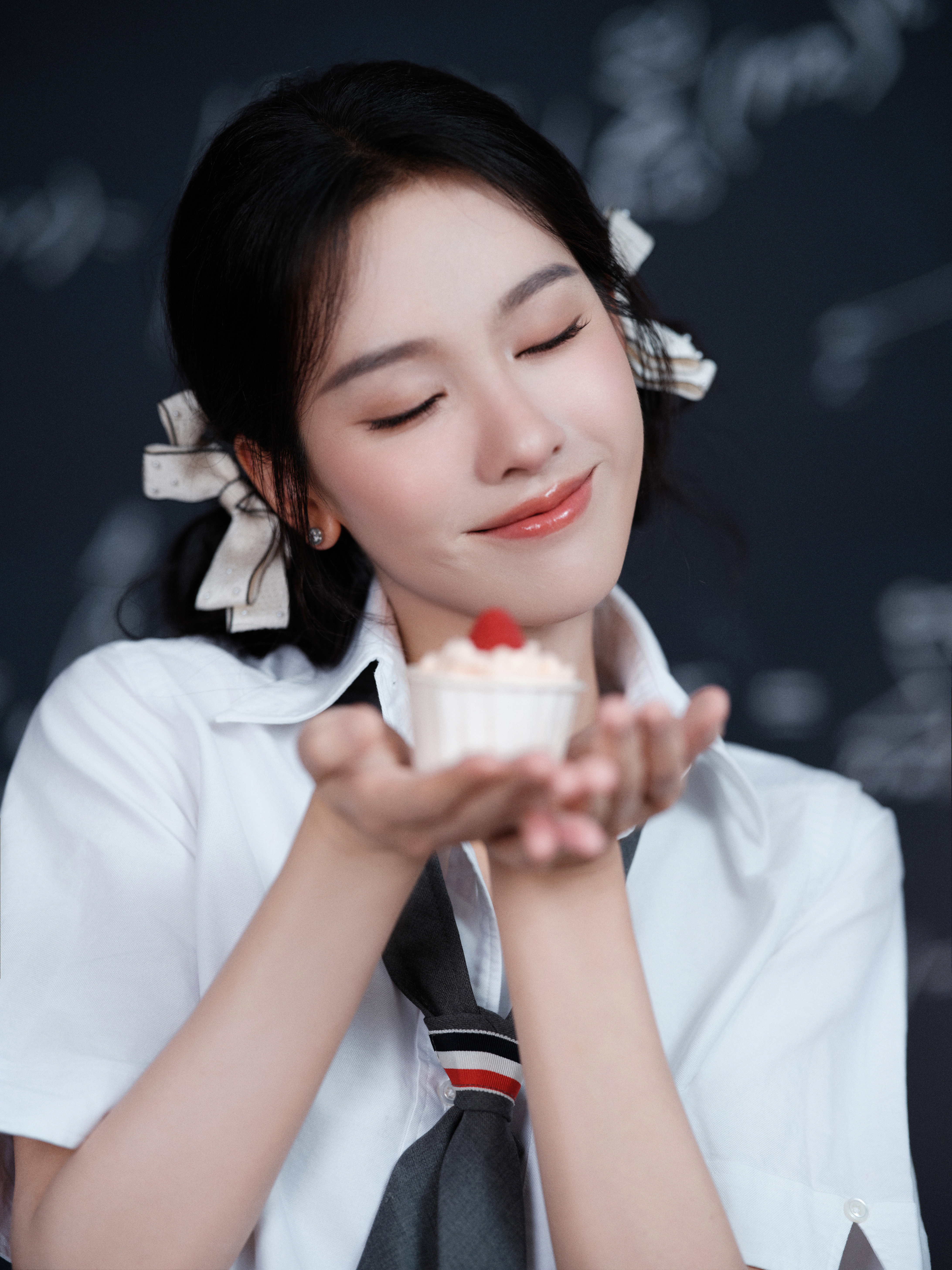 陈都灵水光魔法解锁璀璨「灵」感，自信闪耀，解锁元气时刻，并肩共赴这场青