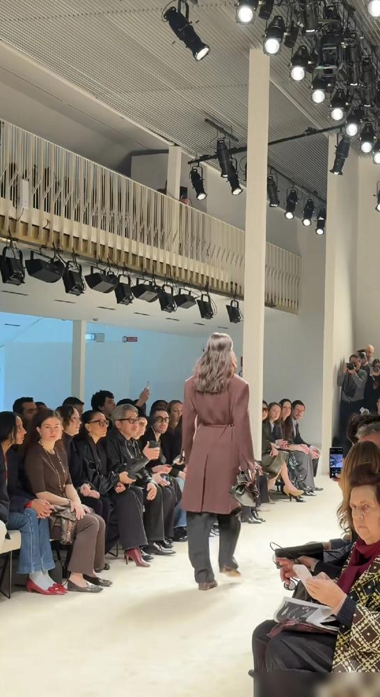 38岁刘雯又被骂了！顶流大表姐米兰走秀，台步竟被群嘲像“逛菜市场大妈”？！