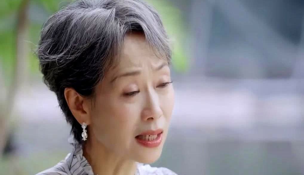 叶童被问到保持白发的那一刻，想法是什么？她直言：“因为其实我染头发也染了