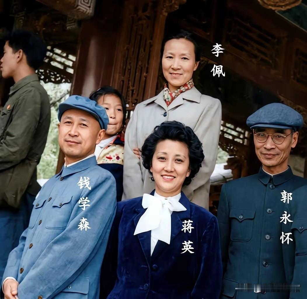 左侧是钱学森，中国航天事业奠基人，“中国航天之父”；前方中间是蒋英，钱学森的夫