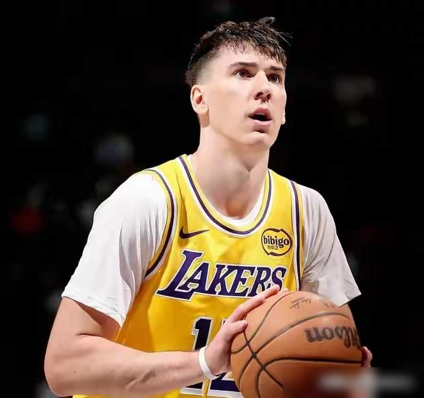 湖人队那个叫拉拉维亚的，拼到崴脚还抢断，全网都在吹。可我跟你说，这事不...