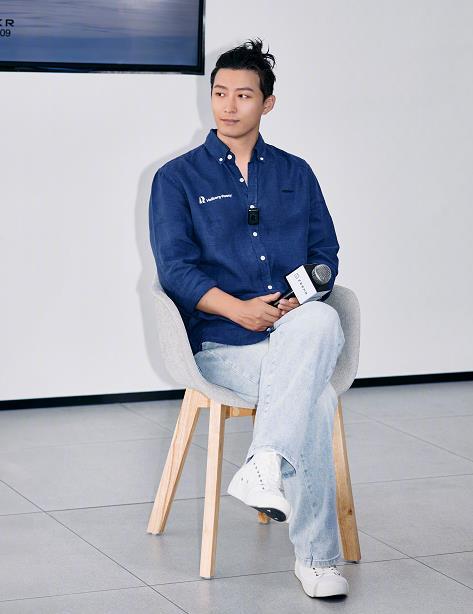 曝窦骁不愿签婚前协议对于向太说的婚礼是由窦骁掏空了家底借钱办的一事，有网友爆料