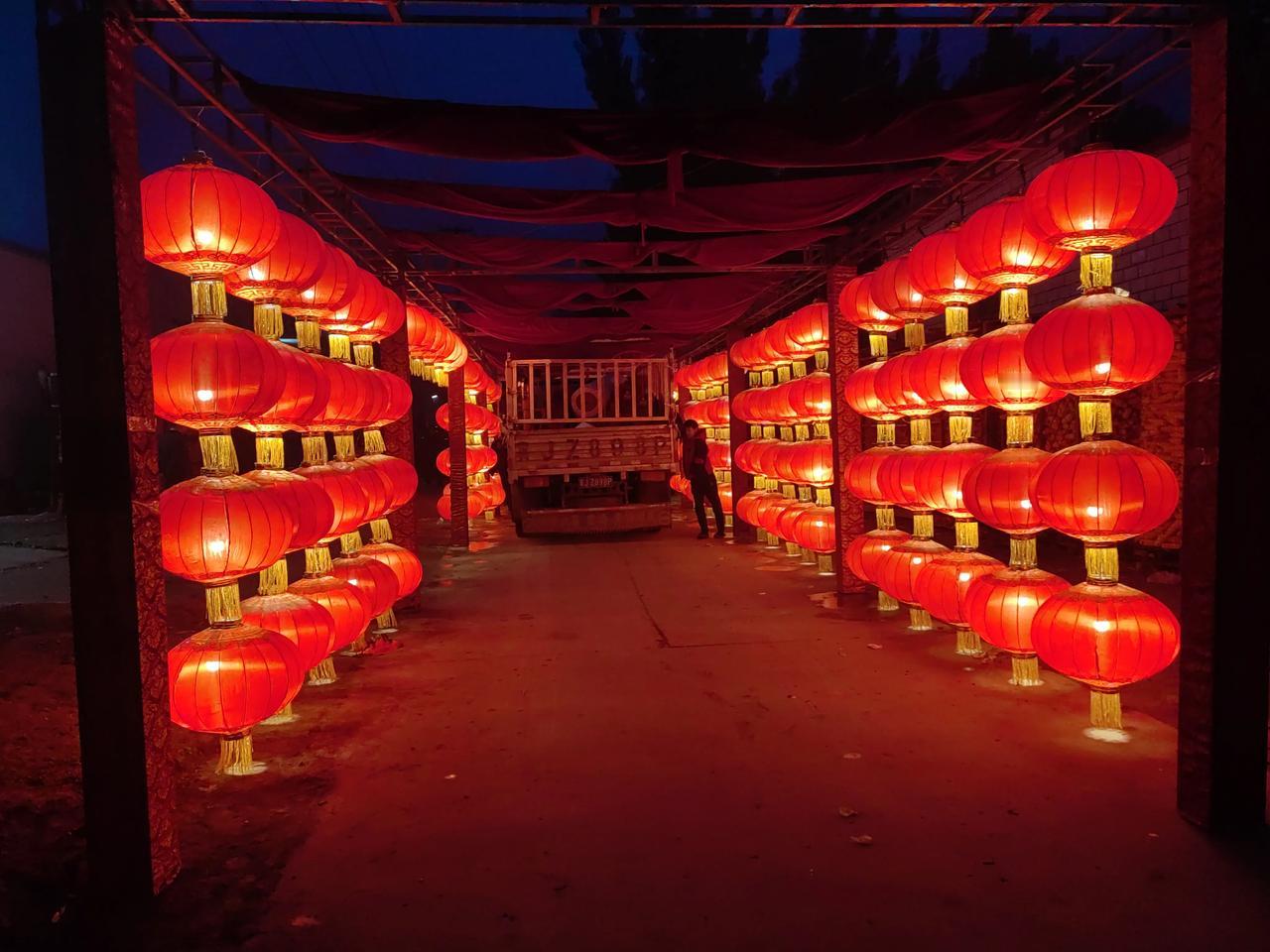 最近一两年，我们村娶媳妇办喜事，开始兴起灯笼长廊。灯笼长廊按米收费。前年的灯