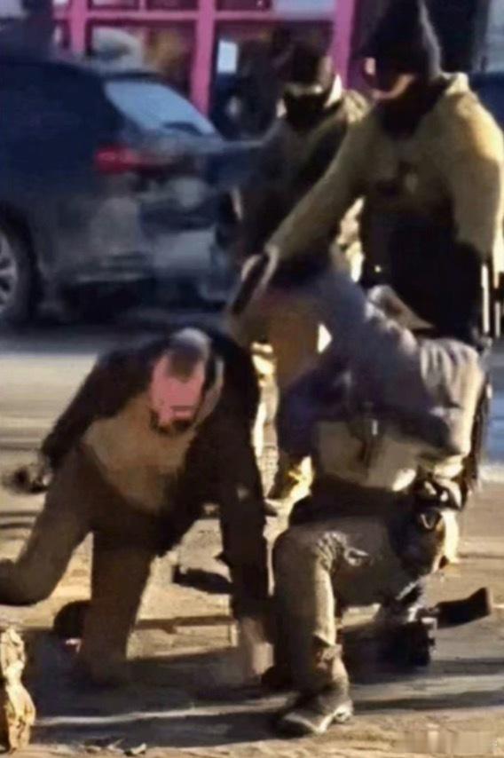 这三张每一张都非常血腥……美国川卫兵当街处决美国公民，真的和纳粹党卫军有得一拼。