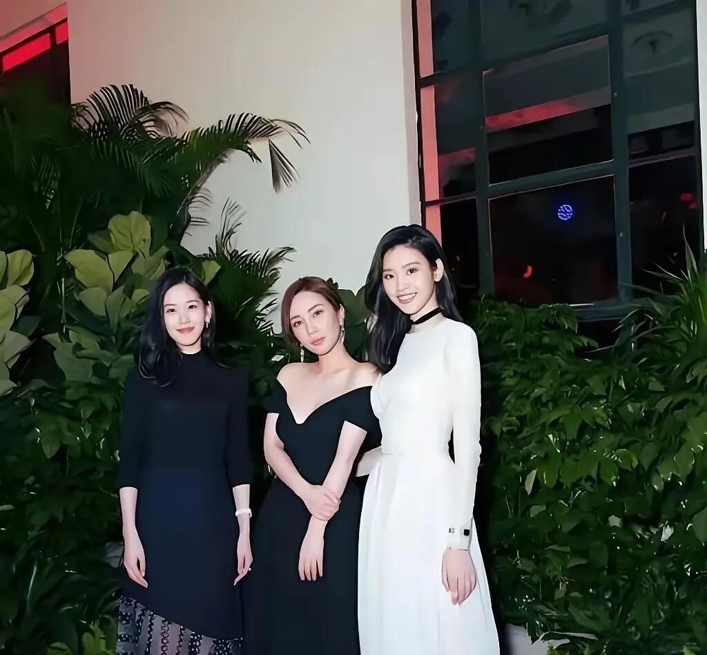 原来一直觉得奶茶妹妹挺漂亮的，长相甜美，气质又是那么出众，可当她和其他美女同框时