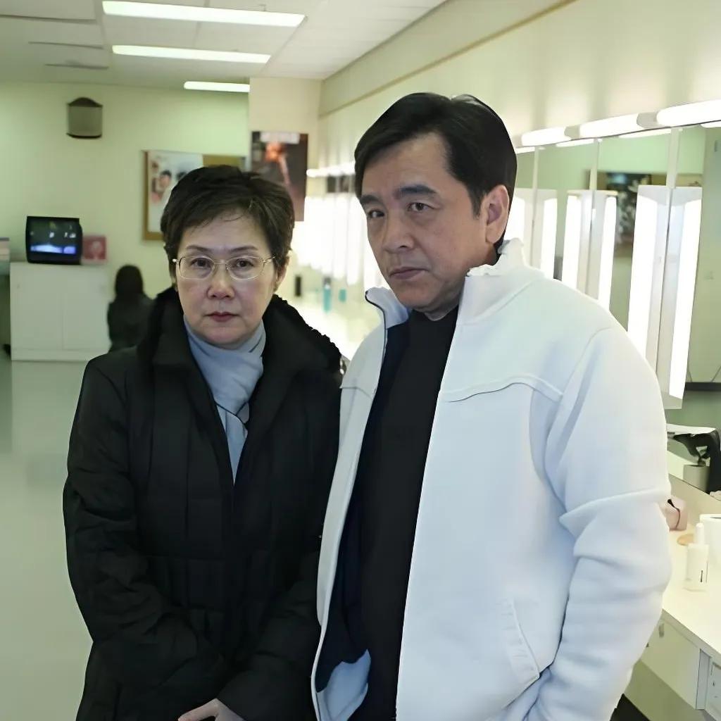 2008年，姜大卫和妻子李琳琳‌，参加祭奠沈殿霞的活动，一张珍贵的留影，神情肃穆