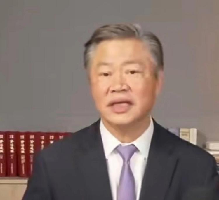 赖岳谦在《谦秋论》里露了个面，替太太玉琴给观众带了个话。他说得不多，核心就一层