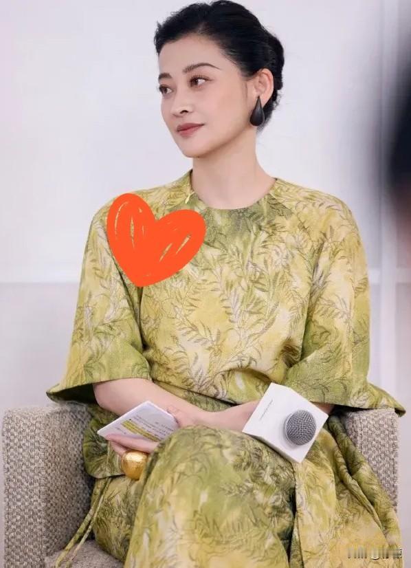 梅婷那条黄绿印花裙，算是把中年女性的体面那层纸捅破了。大家都说她穿得有松弛感，