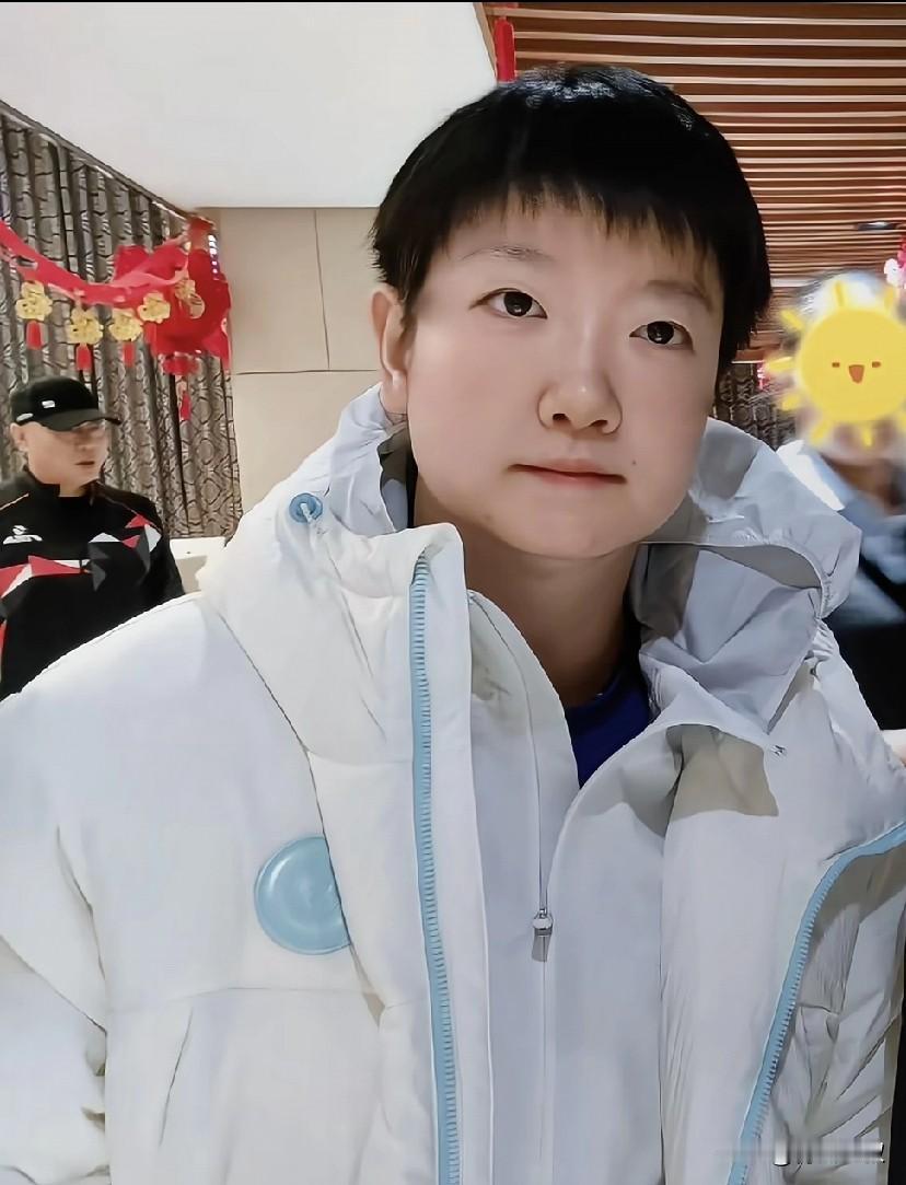 10月4日孙颖莎生日，整个河北队前往澳门！梁靖崑成了小黄毛，和周雨一起走的。