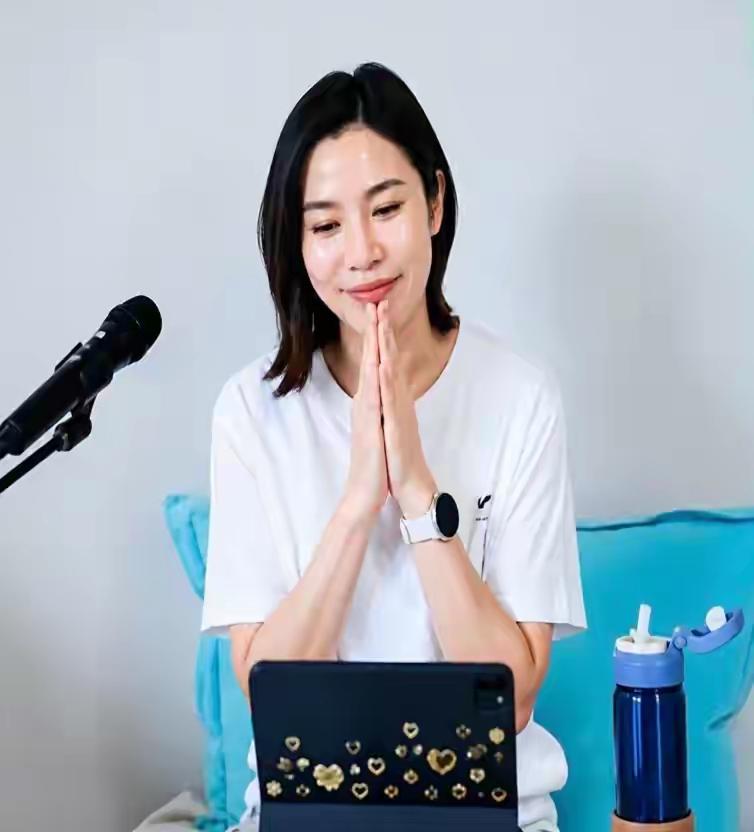 诗妮娜贵妃“换脸”归来，趁苏提达48岁生日抢尽风头。从面部浮肿到白嫩光洁，被疑频