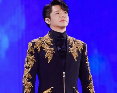 曾毅从青岛连唱到风波后演唱会全停，是身体原因还是软封杀？