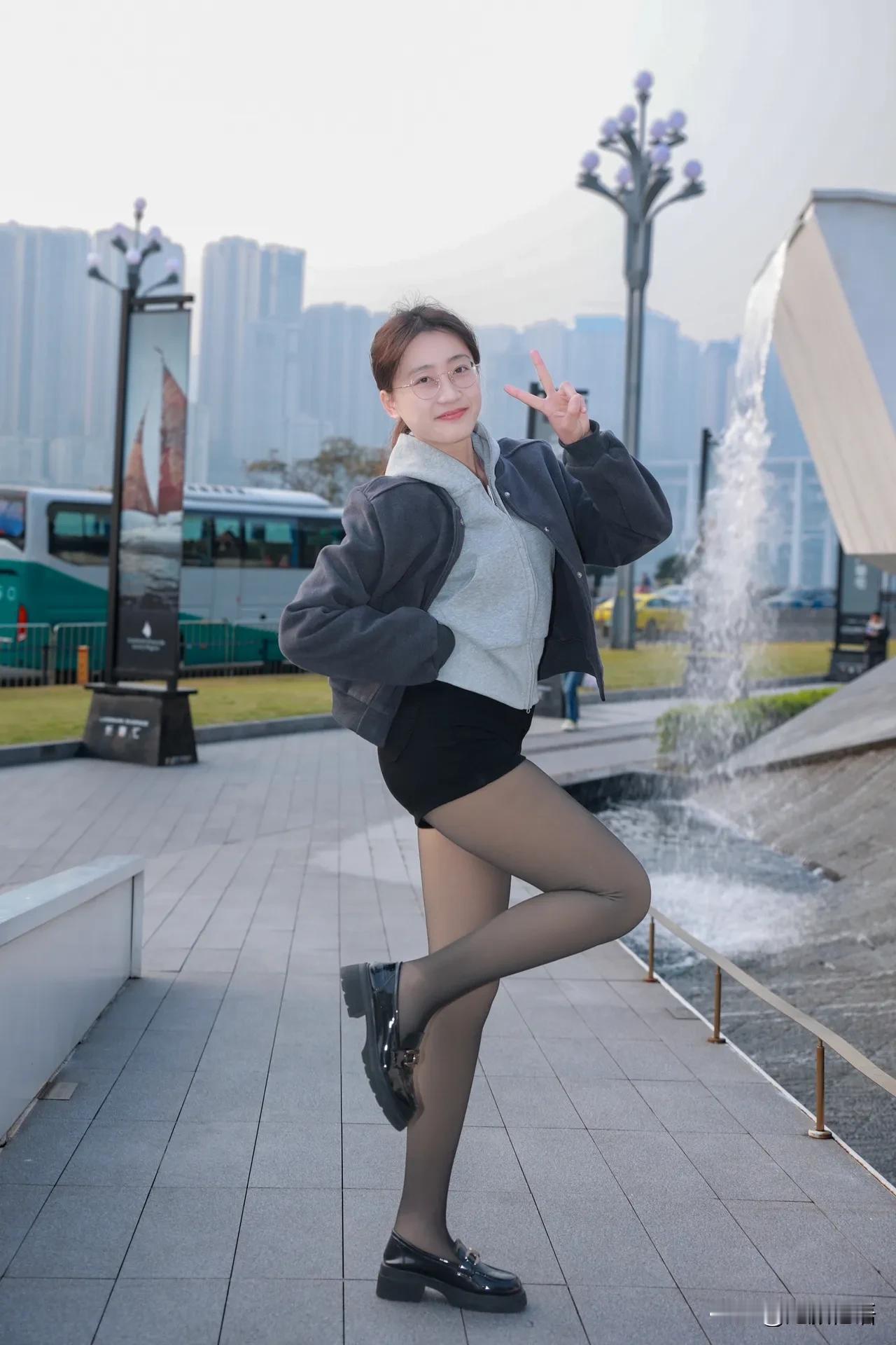 元气少女在城市街头打卡，V字手势笑靥如花！